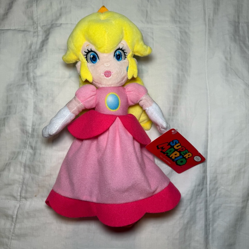 Peach 10 inch plush - official Nintendo Super Mario Merch - New with tags